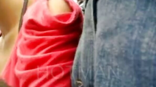 Brunett älskling med en lila dildo jävla hennes snäva fitta