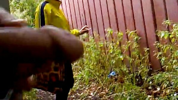 Brunett hora Vicky Love knullar varm fitta av Leanne Lace