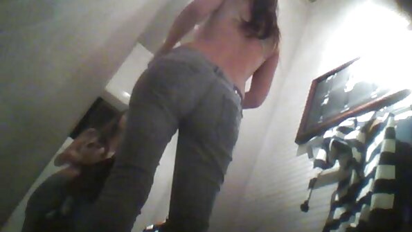 En stor rövblondin som har stora tuttar får en kuk i slidan