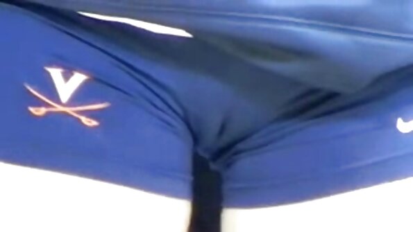 En stor rövblond med kort hår tränger djupt ner i soffan