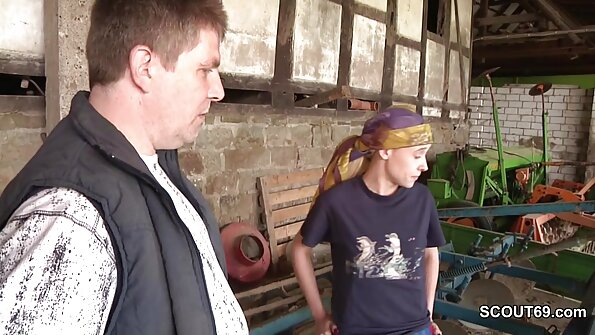 En stor rövunge är pressad mot väggen för att bli knullad hårt