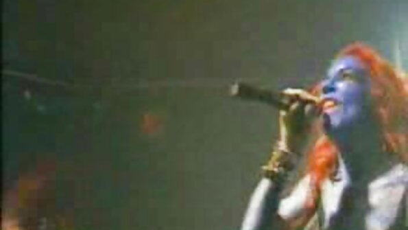 En bimbo som har perfekta bröst tränger in i gräset