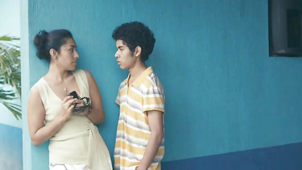 En bimbo som älskar kuk får hennes fitta penetrerad av en lång