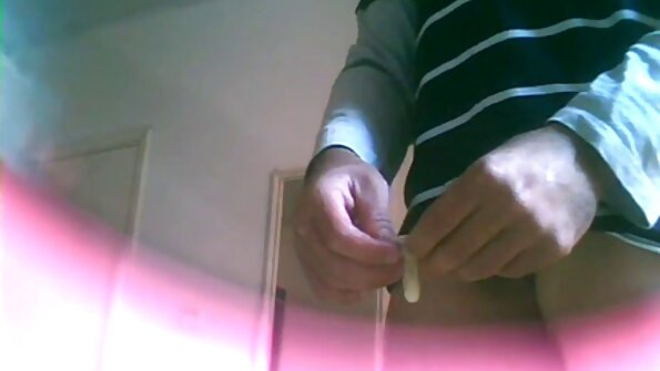 En bimbo med en stor röv hanterar den stora kuk på ett sexigt sätt