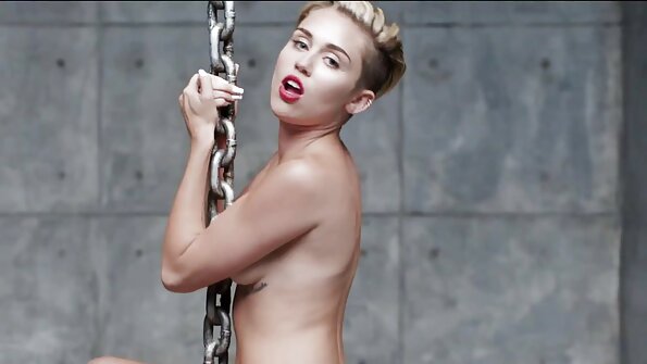 En bimbo med stora bröst knullas väl på skinnsoffan