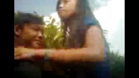 En tik får hennes röv slag när hon blir djupt penetrerad