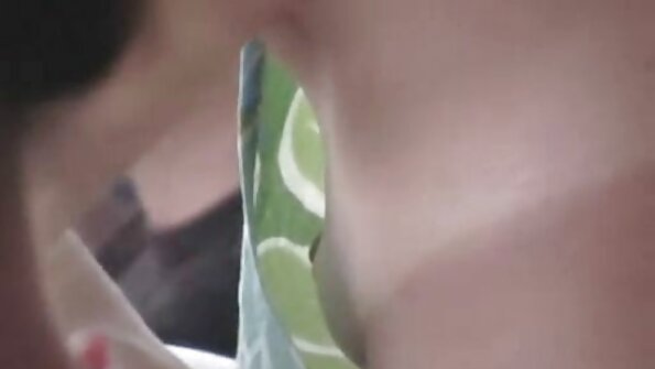 En tik som älskar kuk knullas medan hon stryps