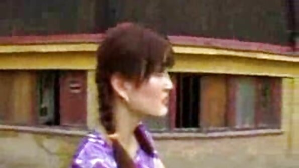 En svart brud med bröstvårtepiercing är med sin vän, ridkuk