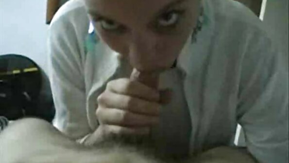 En blond milf skakar hennes bröst och hon sprutar när hon når orgasm