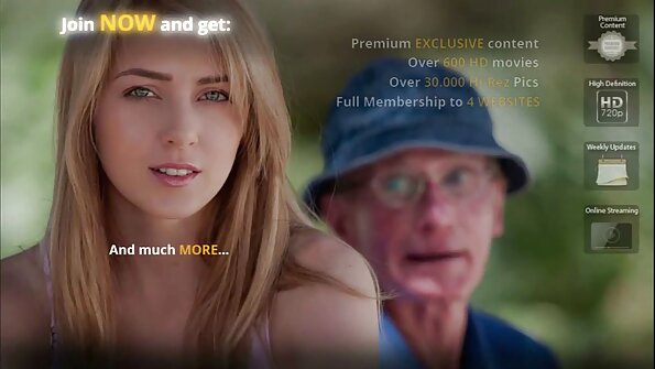 En blondin som har en vacker röv tar emot en hand i sin våta fitta