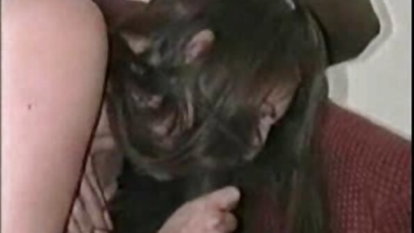 En blondin som älskar att åka kuk känner en kuk som går in i henne