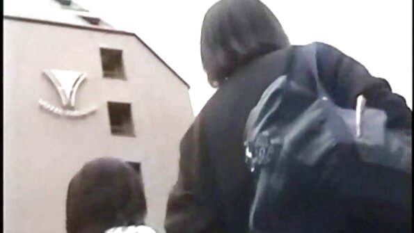 En brunett som älskar anal blir körd djupt bakifrån