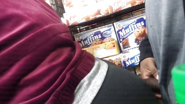 En brunett med sexiga vita strumpor lurar på golvet