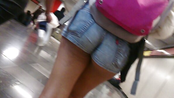 En bystig tik med en härlig röv knullas riktigt hårt på sängen