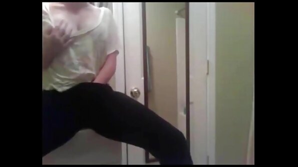 En bystig blondin som har hängiga och stora naturliga tuttar suger kuk