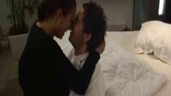 En brud med hår på sin fitta skedas djupt på sängen