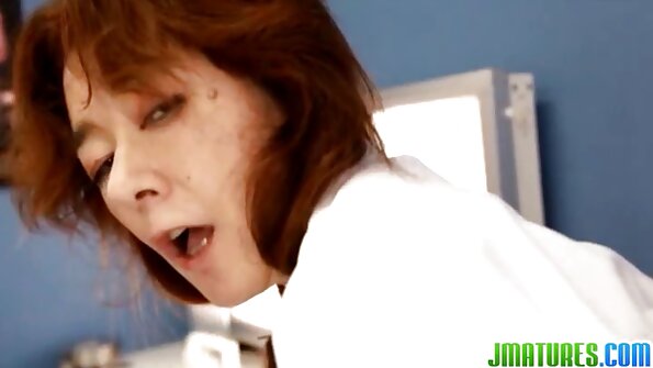 En brud med svullna bröstvårtor skakar hennes strama lilla rumpa och bröst