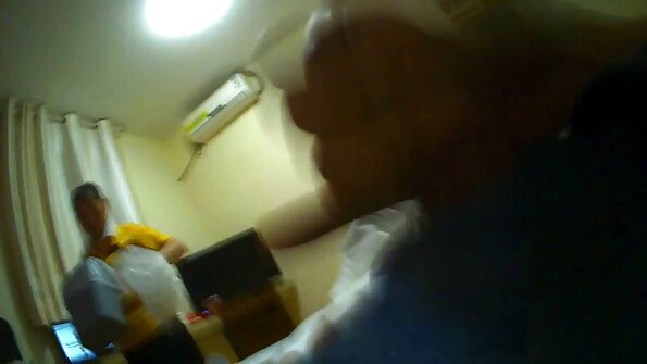 Ett par får sina problem lösta av en kinky milf