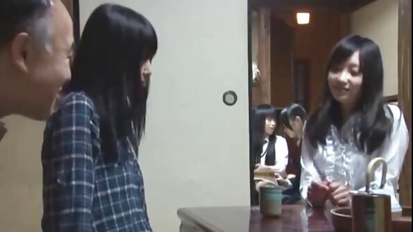 En grupp människor sover över med mycket sex