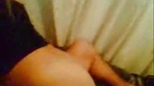 En kåt rödhårig som vet hur man har det bra sitter ner