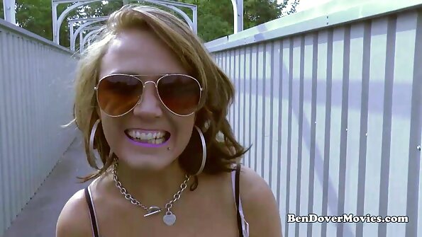 En het piga får sina ben utspridda på sängen av sin chef