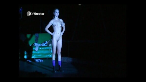 En rödhårig som har små bröst tar emot en kuk i sin fitta