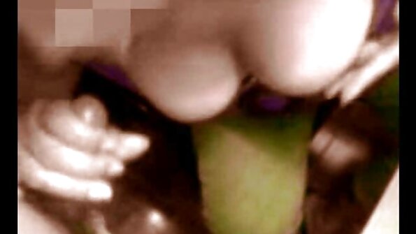 En sexig amatör med fantastiska bröst avslöjar sig själv i bilen