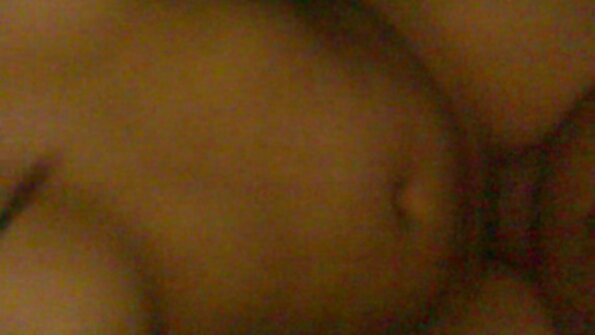 En sexig blondin med stora tuttar knullas av sin kvinnliga vän