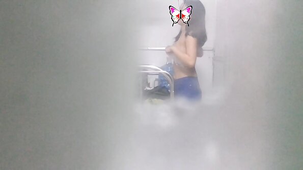 En sexig hooker får sina fitta läppar spridda av sin älskare