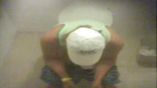 Attraktiv rödhårig kopulerar med hungrig pojkvän i sovrummet