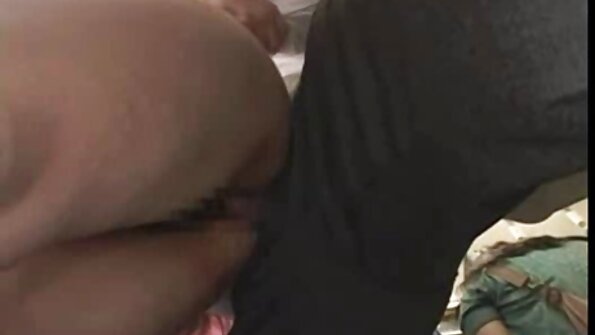 Ava Sanchez böjde sig och knullade i sexiga svarta strumpbyxor