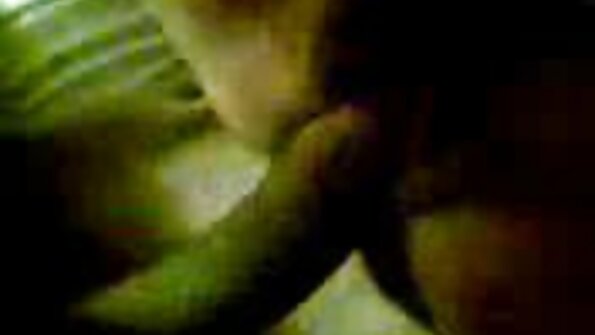 En ung tonåring som har glasögon gör fisting till en mormor.