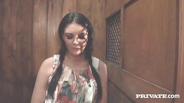 Babe stimulerar fitta med ny vibrator i hemlighet från fästman