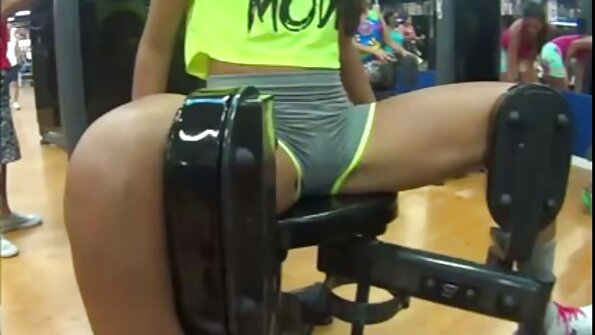 Babe med blont hår vill inte komma ur kompisens ansikte