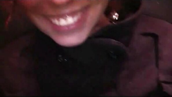 Babe med naturliga tuttar knullas på barpallen efter stängningstid