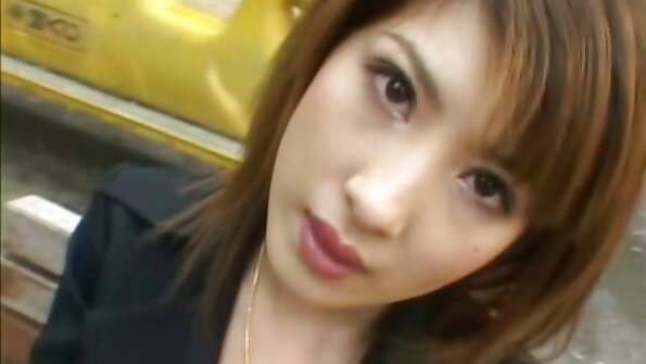 Böjd över slampa i trasiga strumpbyxor knullade upp röven av en stor kuk