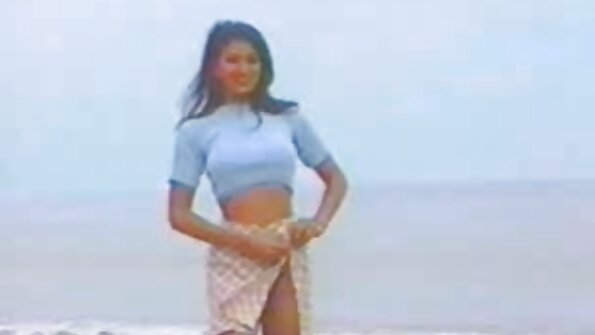 Big-boobied MILF ger sexutbildning till det blyga unga paret