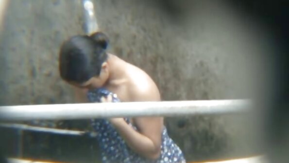 Stora bröst och smutsiga idéer gör Latina hottie oläslig