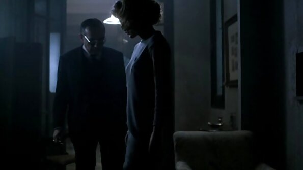 Blondin med en fin kropp får en snubbe att sperma i röven