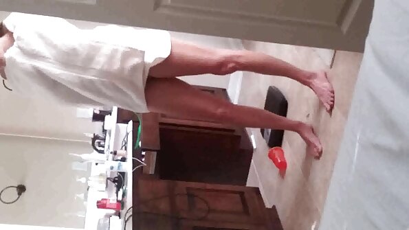 Blondin med blå ögon lägger en rem över hennes fitta