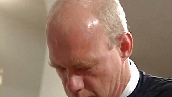 Brunett hora med fina naturliga boobies blir spikad av en hunk