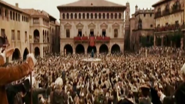 Busty MILF i strumpor blir svart av sin älskare i ett stort hus