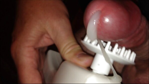 Charmer är körd i rakad twat i porrproducentens hemmastudio