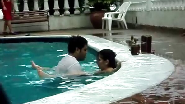 Högskoleflickan Vivian Azure deltar i gonzo -porråtgärder