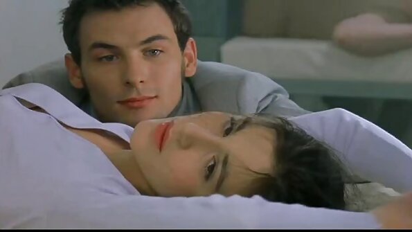 En bimbo blondin blir knullad i sin strama rumpa på båten