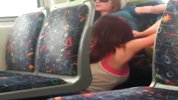 En bimbo med en stor röv har sin fitta masserad på den rosa soffan