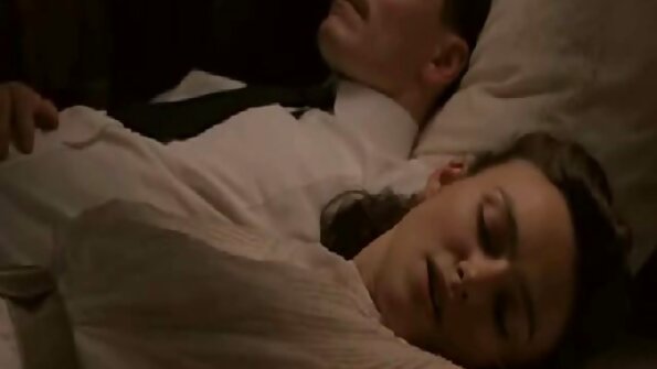 En bimbo med en hårig twat håller på att tränga analt i soffan