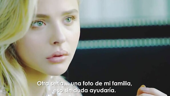 En svart och vit kuk är inne i en blondin våt och tätt fitta