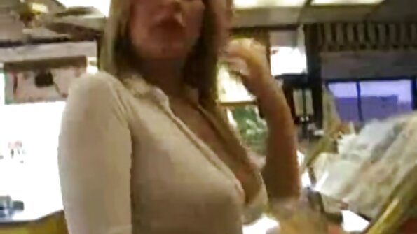 En blondin böjer sig och hon tar kuk i sin våta täta rumpa