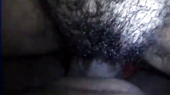 En blondin är i klassrummet där hennes fitta blir sträckt